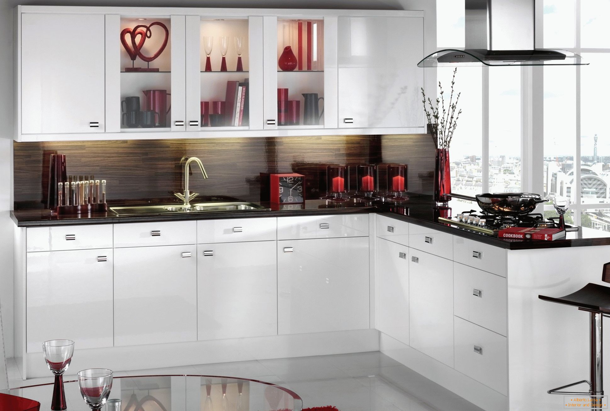 Црно и црвено во дизајнот на белата кујна
