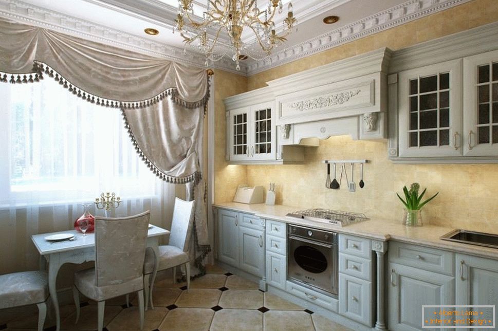 Кујна во класичен стил со багети на таванот