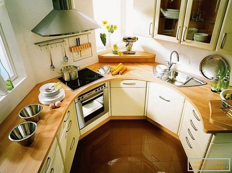 Шкафчиња и шпорет со аспиратор во кујната