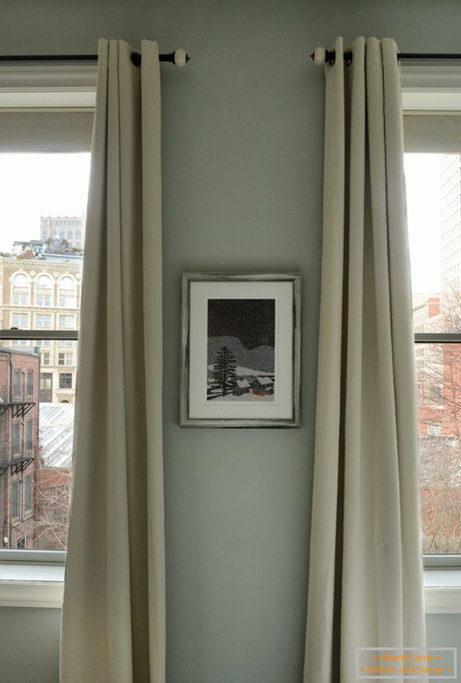 Внатрешност на мал стан: долги завеси на прозорците