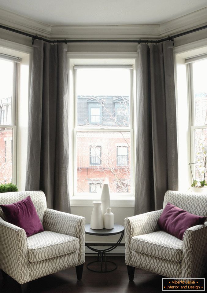Внатрешност на мал стан: простор за седење на прозорецот