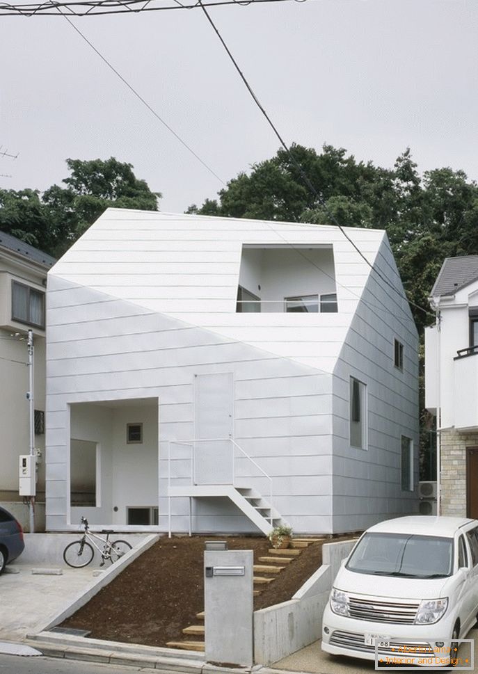 Внатрешноста на минималистичка куќа со градина во Јапонија
