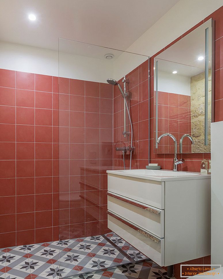 Црвени плочки во внатрешноста на мала бања
