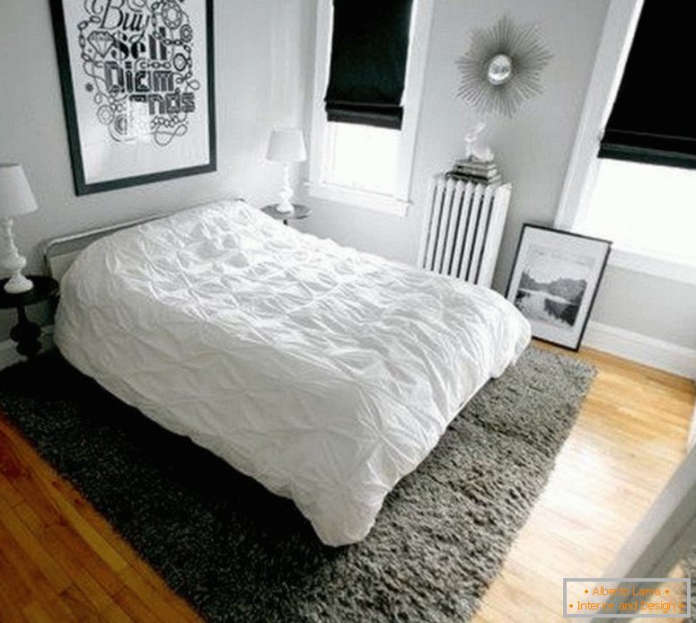 Комбинацијата на сивиот килим и белите ѕидови