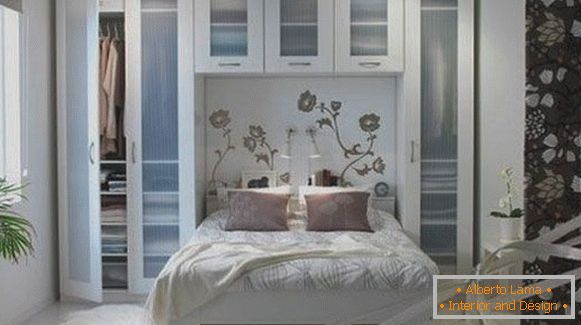 Мебел со проѕирни врати во спалната соба