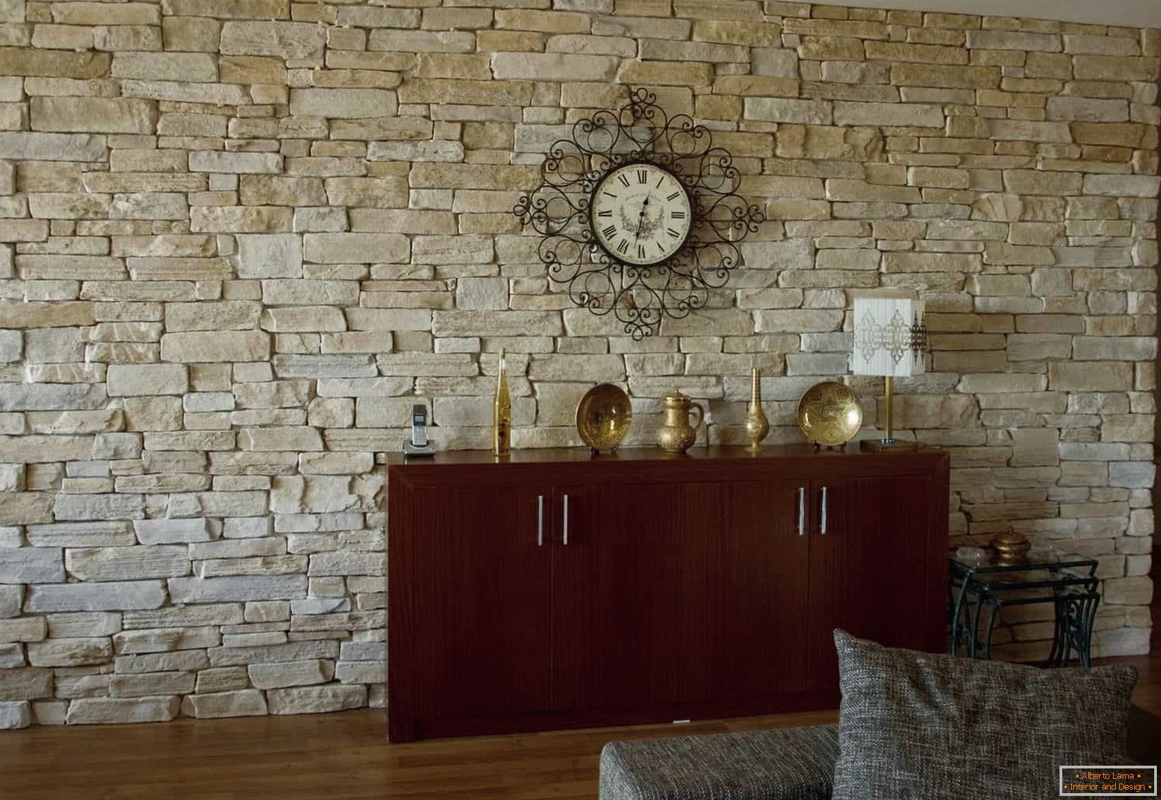 Ѕид украсен со вештачки камен