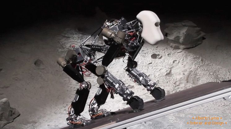 Роботот може да се балансира на задните нозе