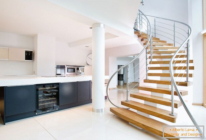 Леснотијата и едноставноста на дизајнот на скалите ја нагласуваат лаконската форма на пространиот ентериер на куќата.