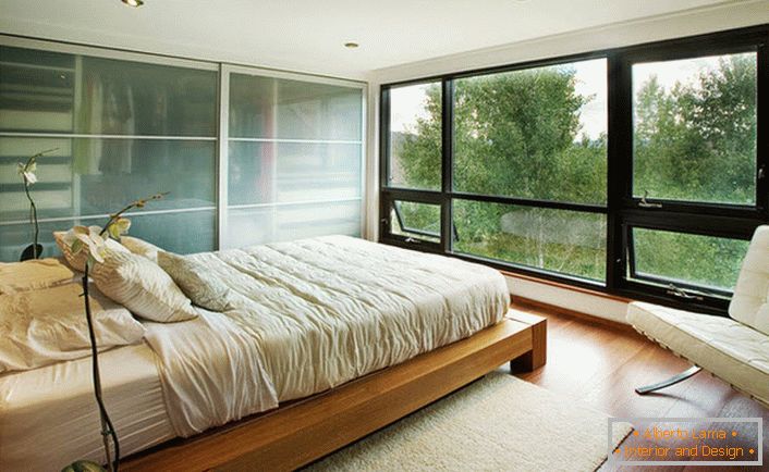 Ниското кревет од дрво хармонично се вклопува во внатрешноста на спалната соба во стилот на Арт Нову.