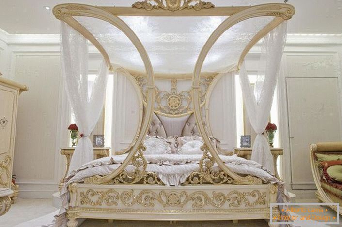 Луксузен кревет со крошна станува кулминација на проект за спална соба во стилот на Арт Нову.
