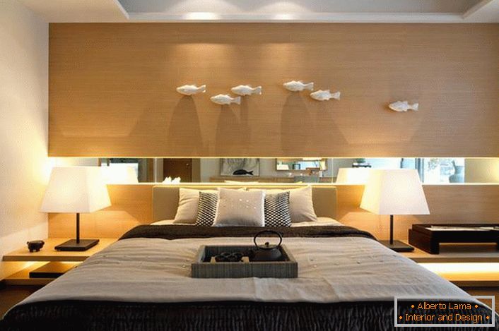 Во согласност со стилот на Арт Нову за спалната соба беше избран лаконскиот мебел од светло дрво. Скромниот дизајн на спалната соба не го прави ентериерот ефтин и непривлечен. 