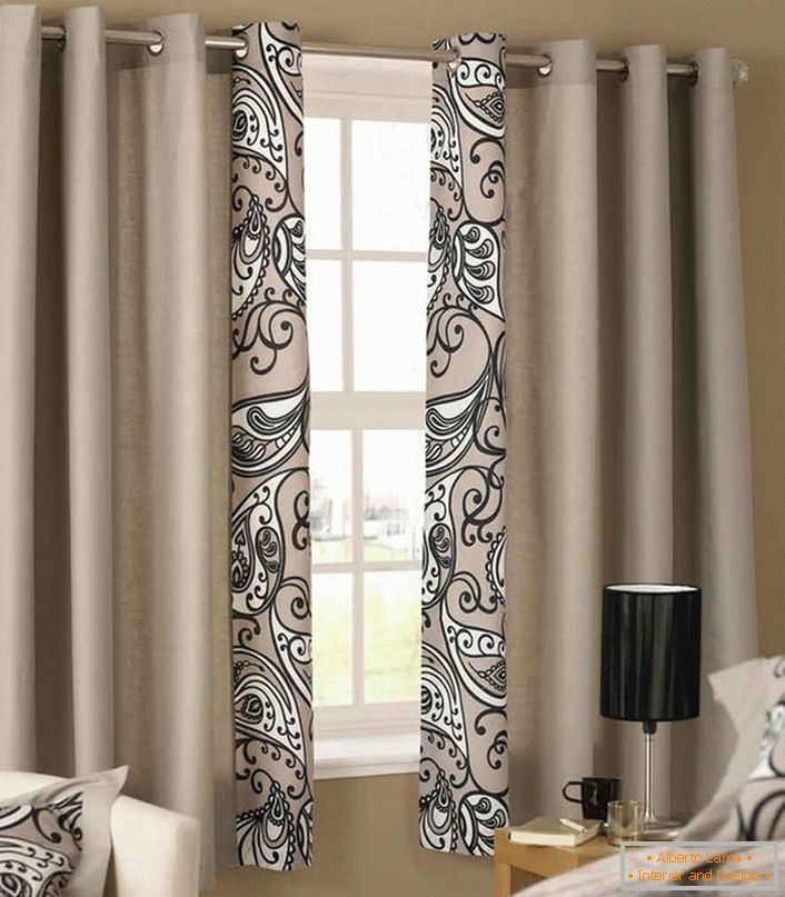 Стилски кратки завеси на светло виолетова боја повторуваат моделот, кој е украсен со постелнина во спалната соба во стилот на Арт Нову.