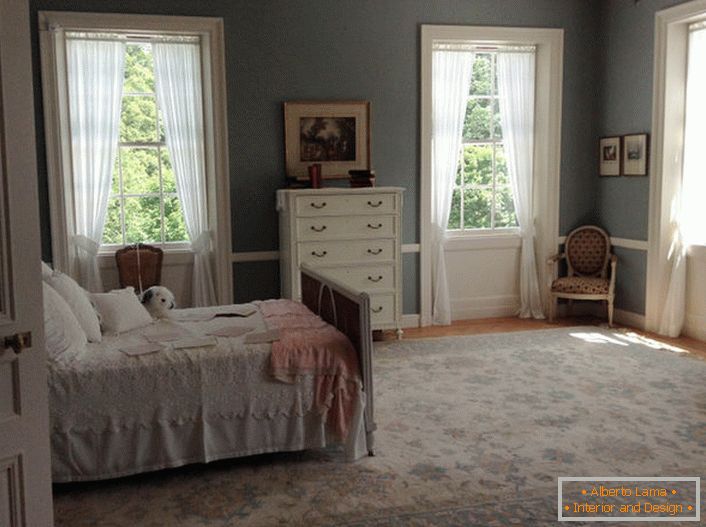 Спална соба во стилот на Арт Нову со правилно организирани прозорски отвори. Светли, воздушни завеси нека го сончаат во собата.