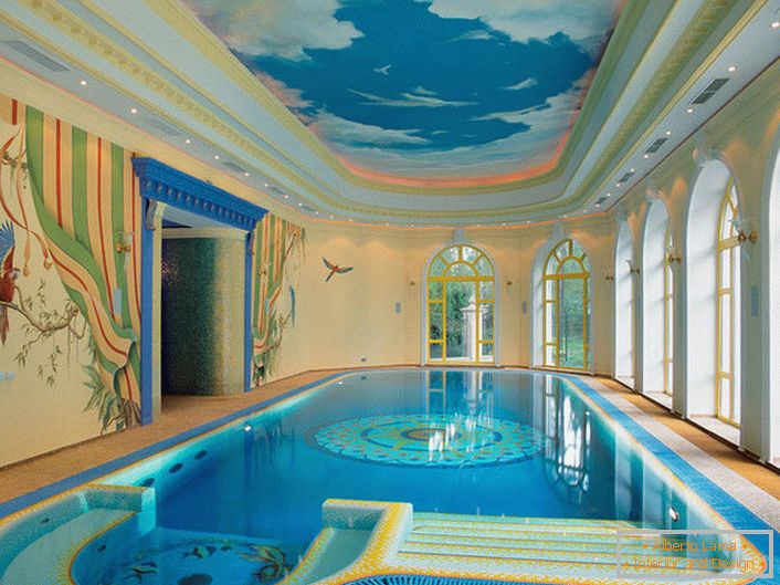 Класици на жанрот - сино, длабоко небо во воздушните облаци. Раширени тавани со фото печатење се особено хармонични во базенот.
