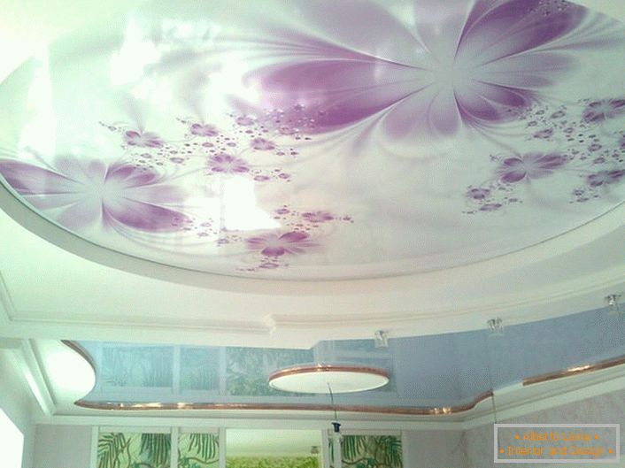 Растегните тавани со фото печатење се органски комбинирани со правилно избраното осветлување.