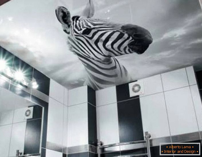 Невообичаено решение за украсување на црно-бело бања е сликата на зебра која се протега на тавани со фото печатење.