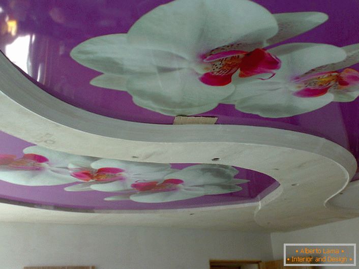 Композиција со цвеќе на истегнување тавани со фото печатење - интересно решение за украсување на дневната соба.