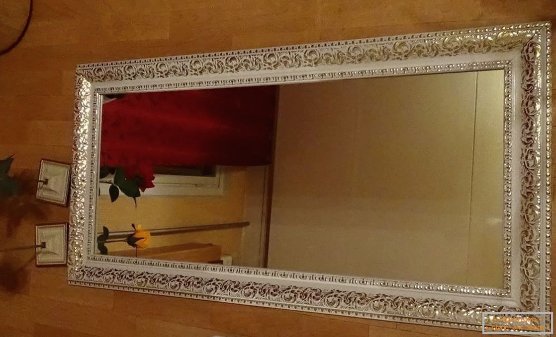 Огледало со рамка од перваз