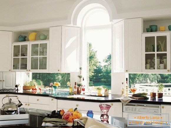 Дизајн на прозорец во кујната - внатрешна слика на приватна куќа