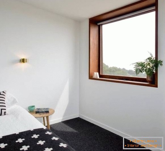 Дизајн на прозорец во спалната соба - слика на дрвен прозорец