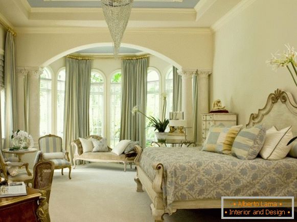 Високо заоблени прозорци - слика на спална соба во класичен стил