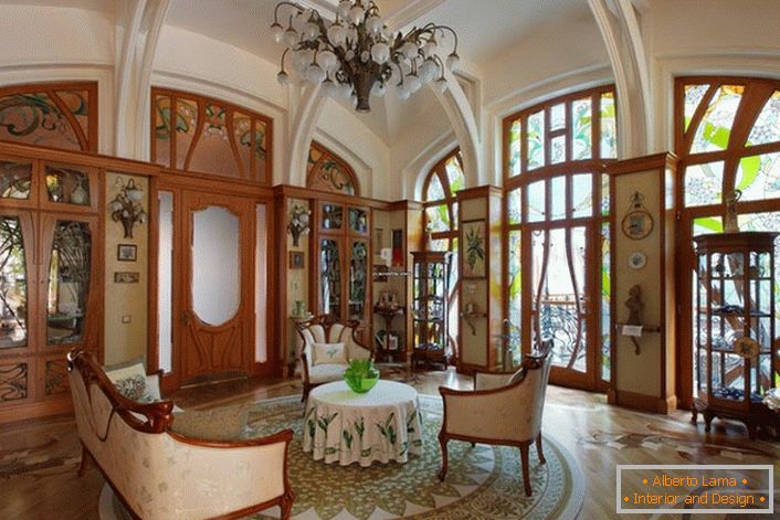 Дневната соба во големата куќа на шпанската фамилија е украсена во модерен стил. Убава соба за вечерни собири со пријателите или семејството.