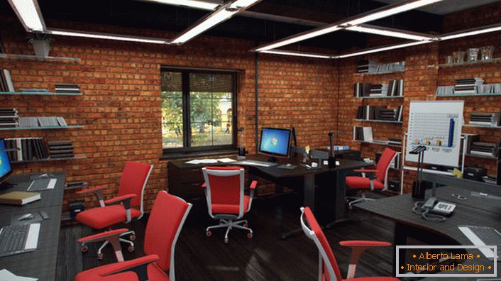Црвените столици во канцеларијата во мансардниот стил изгледаат органски и креативно. Внатрешноста е колку што е можно функционална.