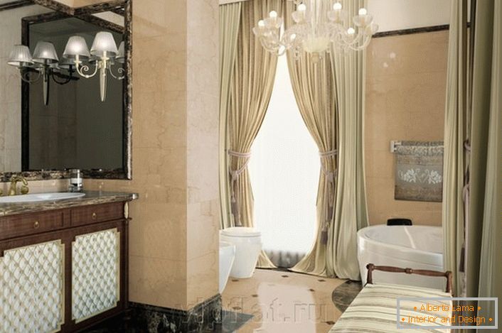 Благородната декорација на бањата во стилот на неокласицизам е нагласена со соодветно избраниот мебел.