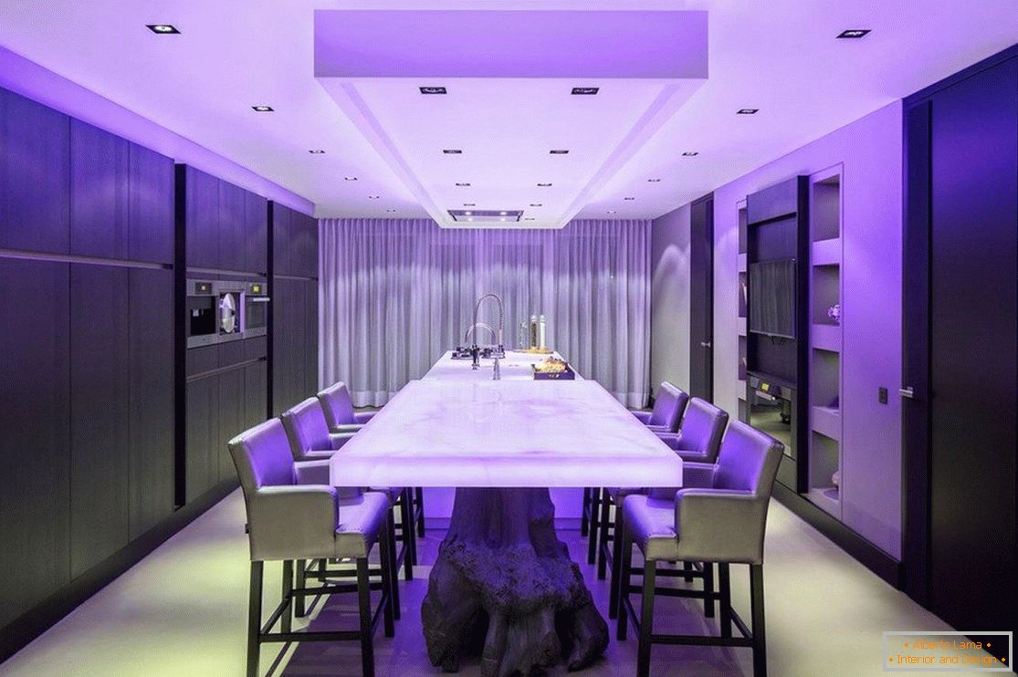 Виолетова светлина во кујната