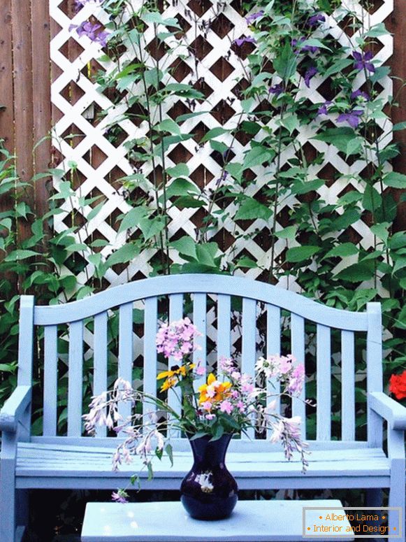 Идеја за украсување на ограда во дворот