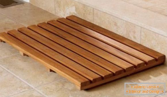 Дрвена решетка на подот во бањата