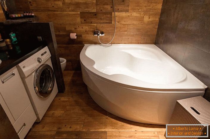 Аголната бања ви овозможува да заштедите простор. Внатрешноста во стилот на мансарда е значајна за употребата на завршни материјали направени од дрво.