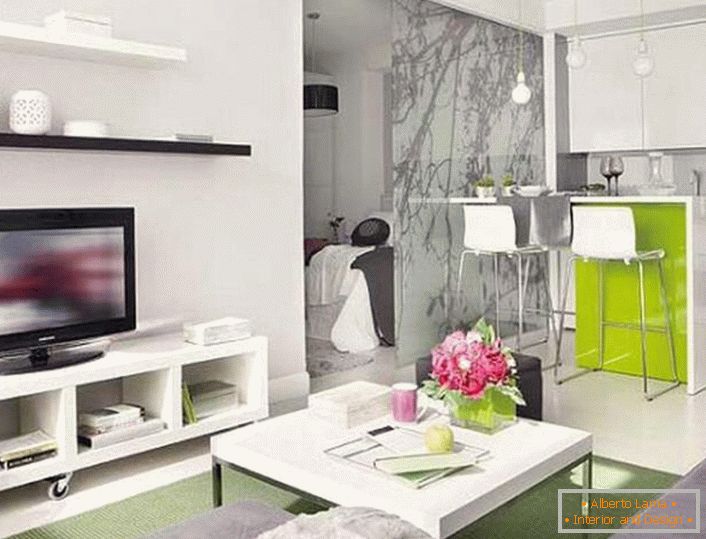 Мал студиски стан благодарение на компетентен распоред станува полноправно живеалиште со одделна спална, која е оградена со стилска стаклена преграда.