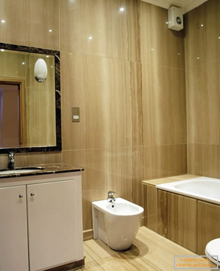 Лаконскиот внатрешноста на бањата во стилот на минимализмот е органски се вклопува во мал простор.