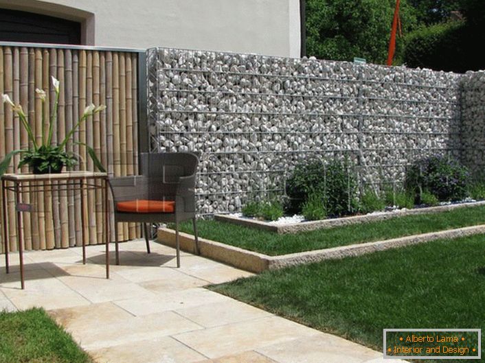 Елегантна комбинација на камен и бамбус во дизајнот на просторот за рекреација.