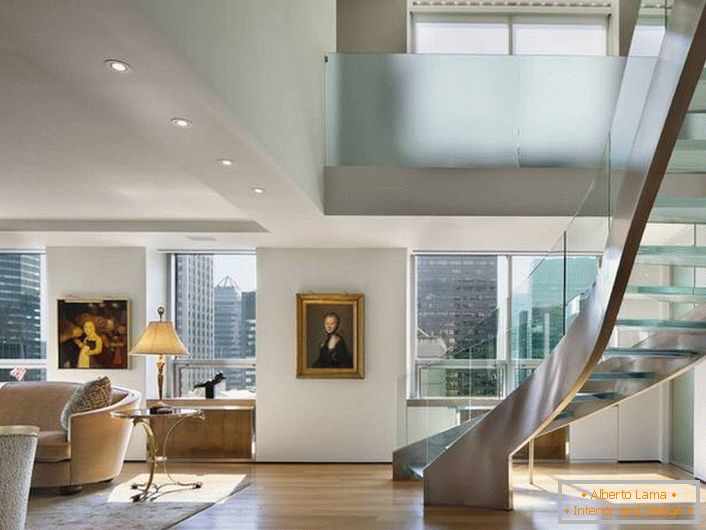 Внатрешноста во стилот на Арт Нову е дизајнирана во согласност со барањата за дизајнирање на дво-ниво апартмани. Елегантни, мазни линии на мебел и скали ја прават атмосферата пријатно пријатна.