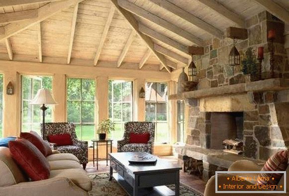Внатрешноста на салата со камин во приватна куќа - дизајн на дрво и камен