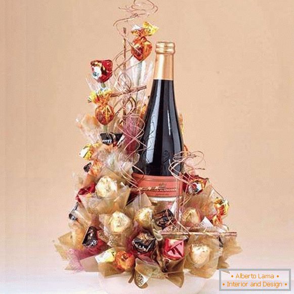 Како да декорирате шише шампањ со слатки на праздник