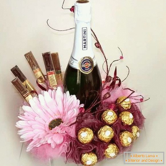 Декор на шише шампањ со бонбони и цвеќиња - фото