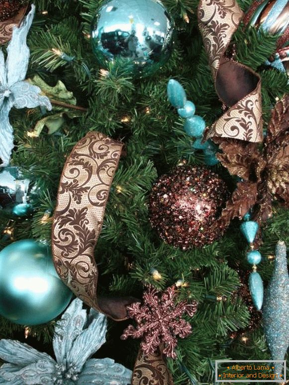 Модно декорација на новогодишна елка