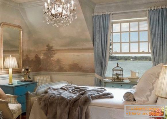 Спална соба со прекрасен декор на прозорецот