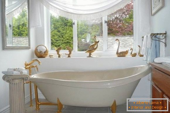 Дизајн на бања со златни орнаменти