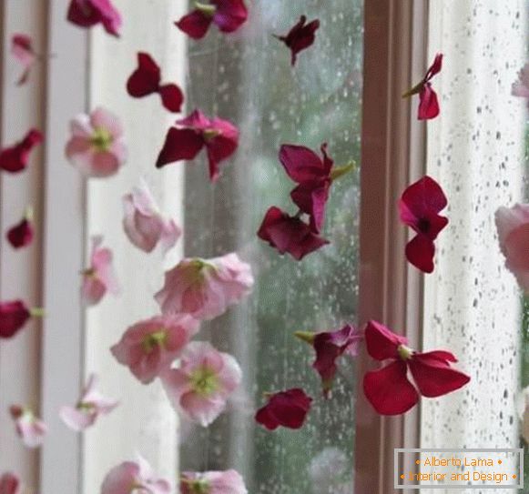 Прозорец декорација со вештачко цвеќе
