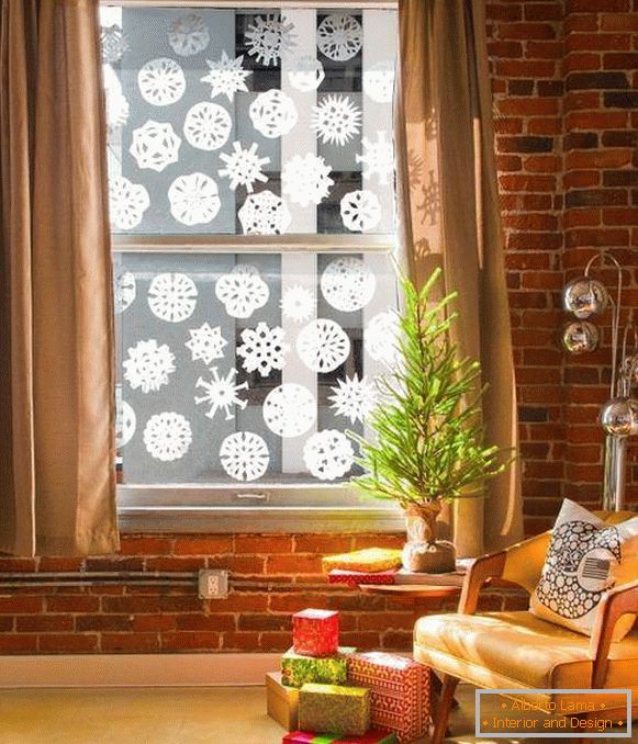 Исечете и лепете снегулки на прозорците за Нова Година