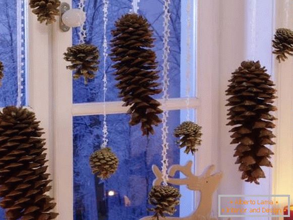 Божиќна декорација на прозорци во внатрешноста - слика со природни материјали