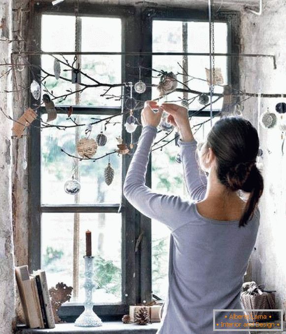 Како да декорирате прозорец за Нова Година - необични идеи со гранки