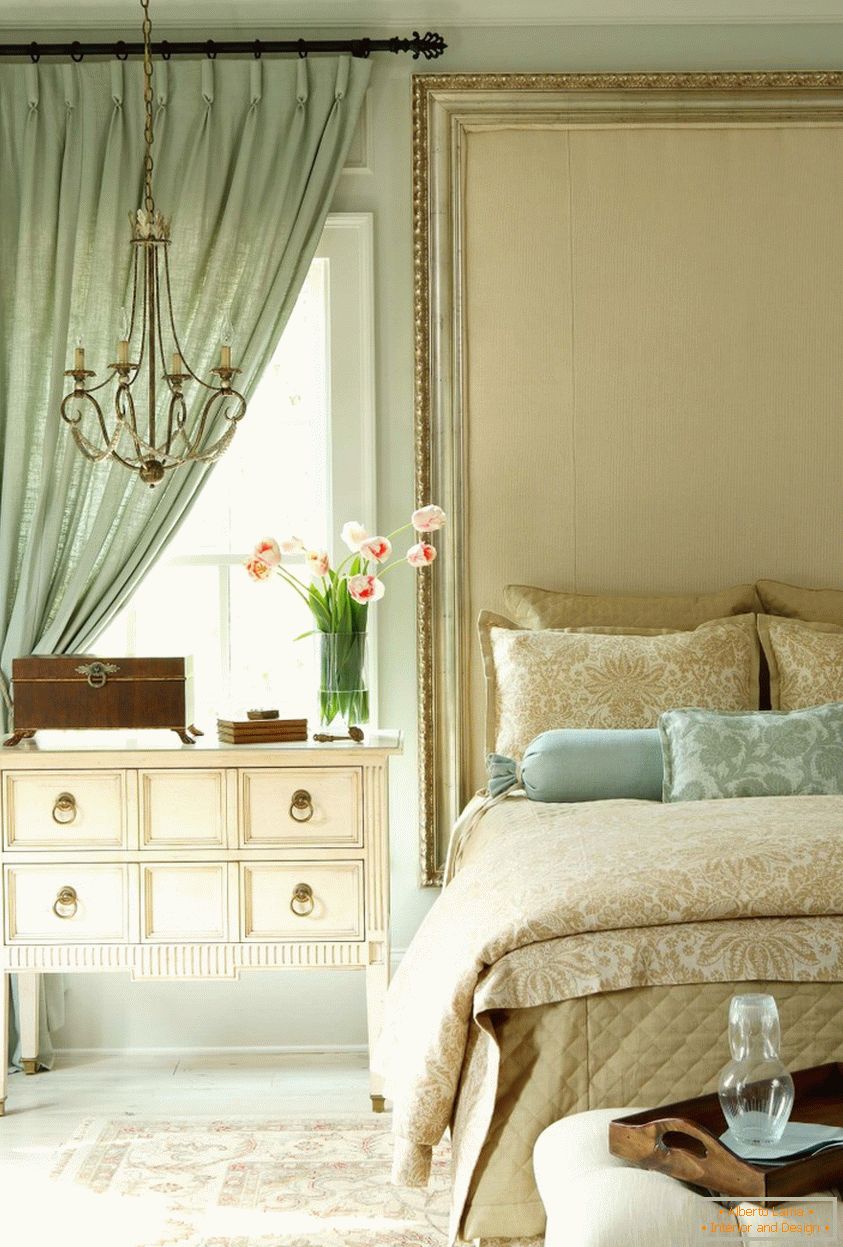 Класичен помпезен дизајн на ентериер за спална соба со ткаенина позадина