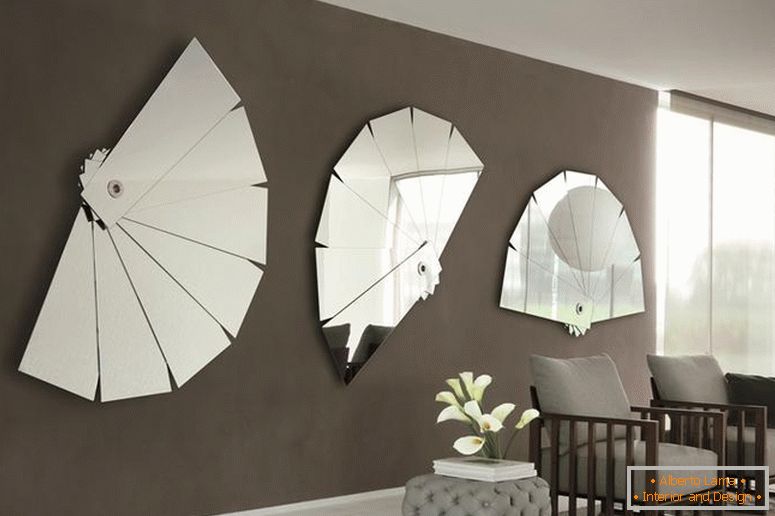 Огледала на ѕидовите во дневната соба