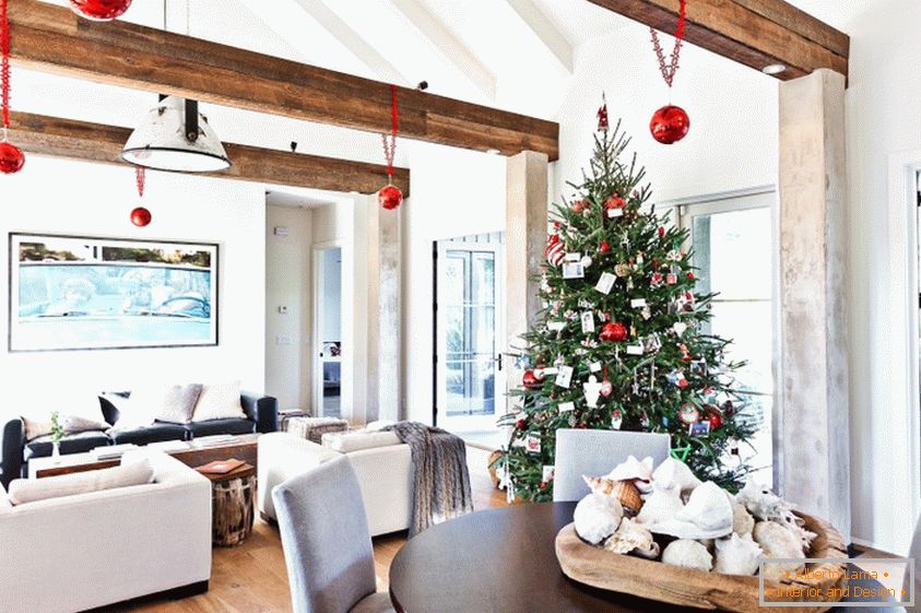 Класична декорација на новогодишна елка за новата година