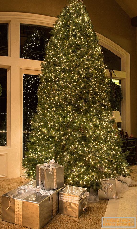 Невообичаена декорација на огромна новогодишна елка со венци
